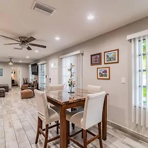 Town 'n' Country Cozy Corner, Your Florida Fun Hub Holiday home