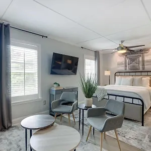 Broughton Deco Carriage Apartment Savannah