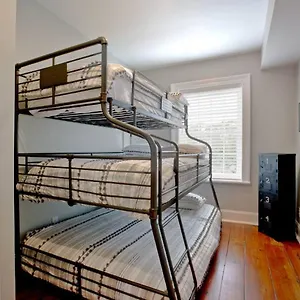 Newly Renovated 4 Bed 3 Bath And 2 Parking Spots Holiday home Savannah